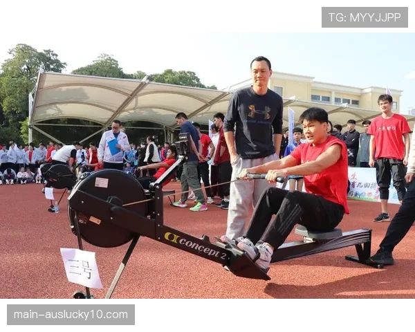 特写:38岁的米尔纳在训练后加练折返跑,保持转换所需的体能 特写:38岁的米尔纳在训练后加练折返跑,保持转换所需的体能
