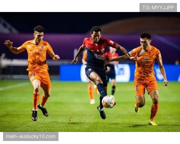 半场战报：里尔0-0朗斯，双方在中场区域陷入胶着，合计仅一次射正